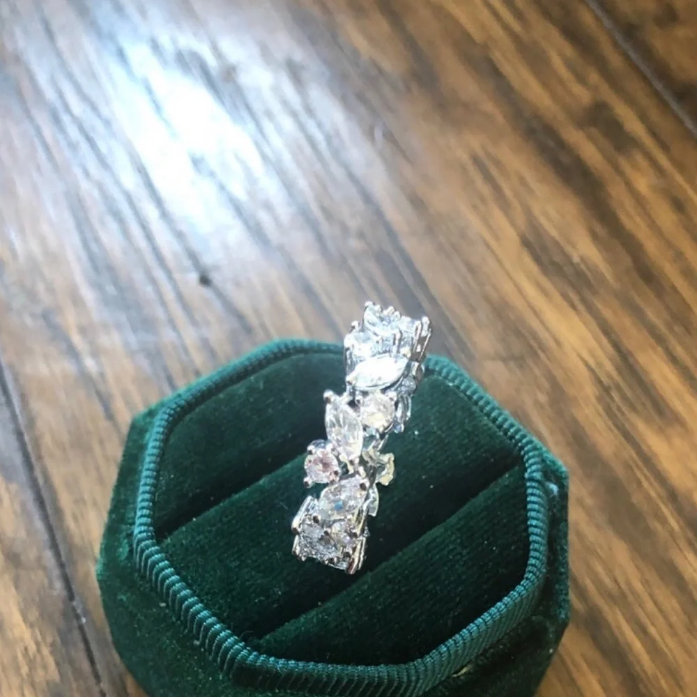 Gorgeous swarovski elements olive branch ring size 8